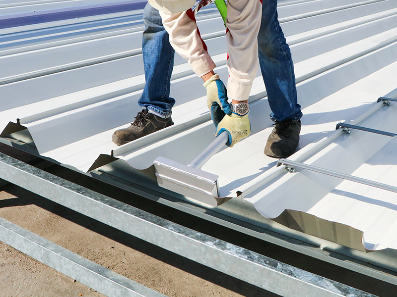 9. Fix roofing sheets. Turn up the tray of the sheet at the ridge of roofing