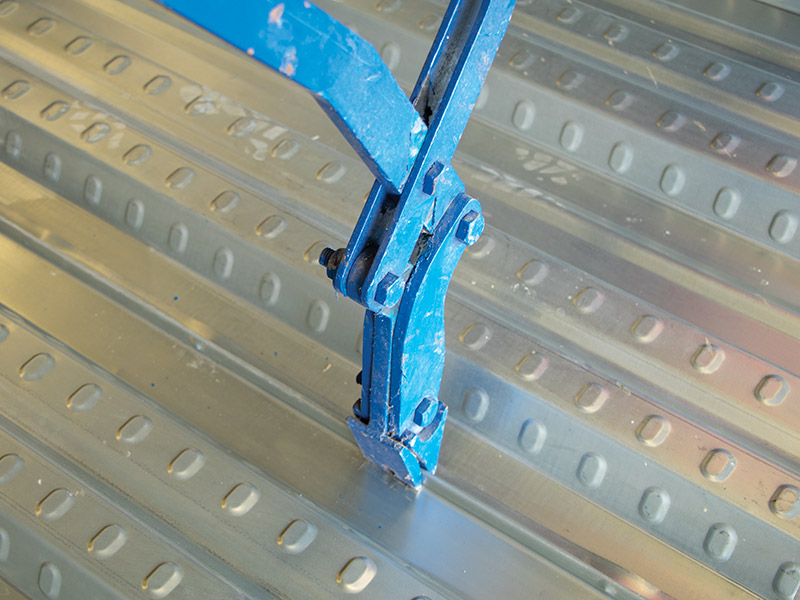 3. หนีบด้วย punching tool บริเวณรอยต่อของแผ่น