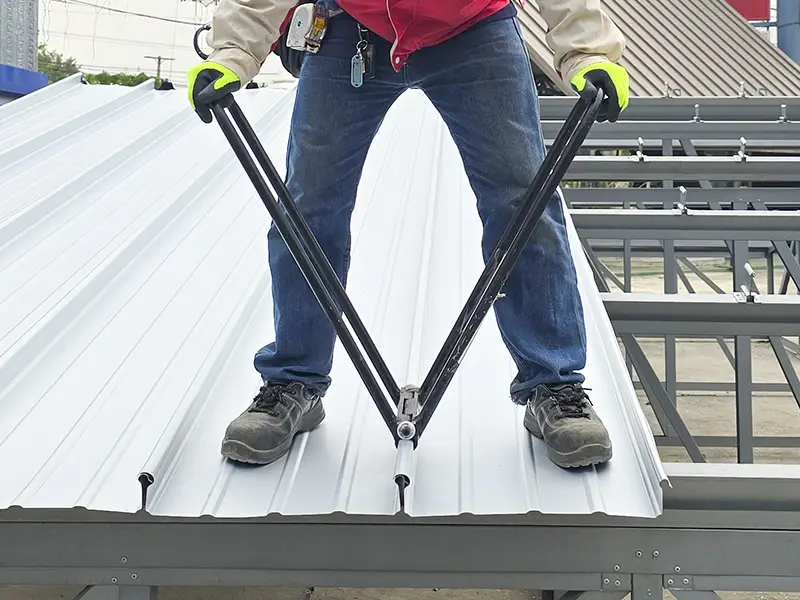 5.1 ซีมลอนประกบแบบ Standing Seam System ของแผ่นหลังคาเข้าด้วยกัน ด้วยคีมรีดตะเข็บ Hand Seam