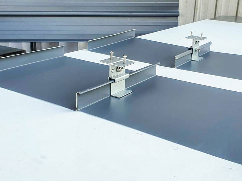 อุปกรณ์คลิปยึดบนแผ่นหลังคา KS CozySeam ระบบ Standing Seam