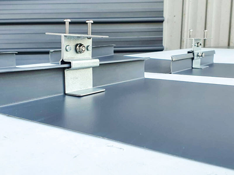 อุปกรณ์คลิปยึดบนแผ่นหลังคา KS CozySeam ระบบ Standing Seam