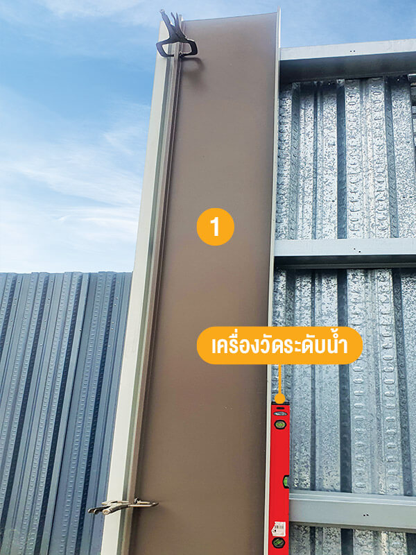 2. Place the first Sandwich Panel over first CozyClip, keep the wall perpendicular by using the Water Level Gauge